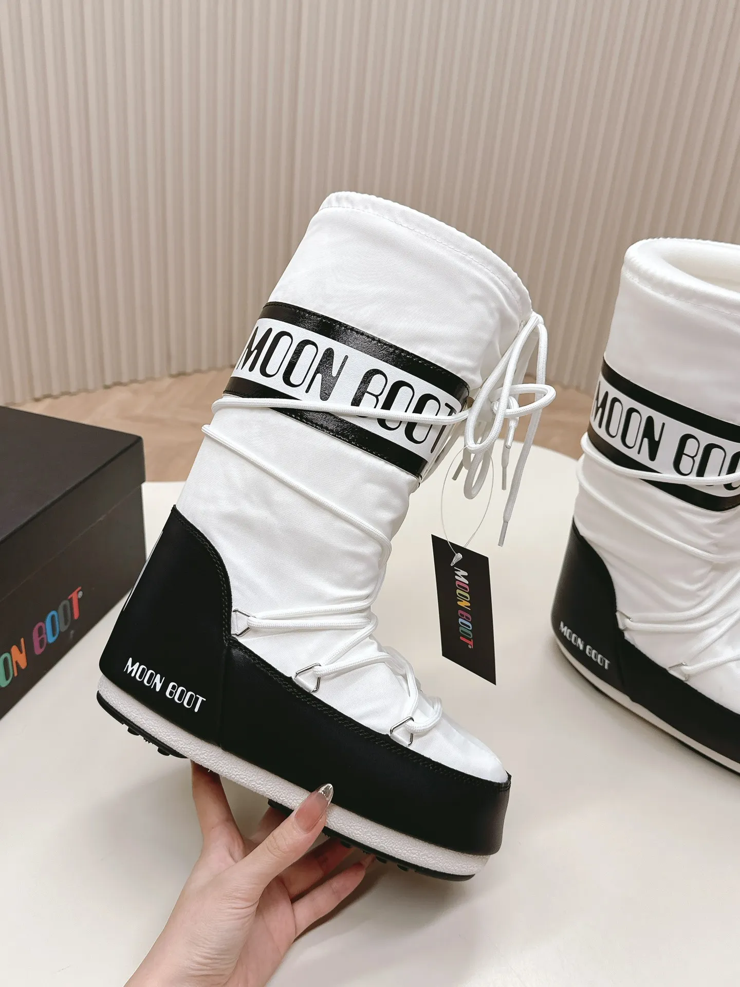 Men's men's shoes pP620! Fabric high boots Moon Boot 24ss The latest snow boots series for autumn and winter... Ugly snow short boots Forget UGG, fashionable people are wearing Moon Boot snow boots. If you find it difficult to accept the revival of UGG, now there is a more alternative snow boot that is back. It is 4 cm taller, that is the Moon Boot. It was already very popular in the millennium. Paris Hilton, Victoria Beckham and other celebrities often wore it, and now the Y2K trend is popular again. The same QQ show outfit worn by young children. The ugly snow boots that have been shown by thousands of people have become popular again. They are not distinguished between men and women. They look slim and warm and easy to wear. Fabric: 70% cotton and 30% plastic. Lining: 100% silk cotton liner. Feet: 100% silk cotton liner. Outsole: thermoplastic rubber. Bottom thickness: 4cm. Size: #35-41 (41 customization is not returnable).